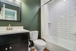 Hair dryer, towels, soap, toilet paper - In Leonardtown Square! Spacious 3-bedroom townhome, walk to wharf, shops, food! (Leonardtown)