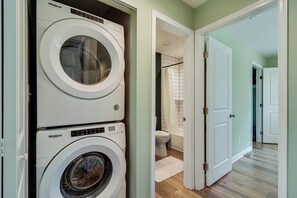 Hair dryer, towels, soap, toilet paper - In Leonardtown Square! Spacious 3-bedroom townhome, walk to wharf, shops, food! (Leonardtown)