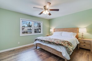 3 bedrooms, internet, bed sheets - In Leonardtown Square! Spacious 3-bedroom townhome, walk to wharf, shops, food! (Leonardtown)