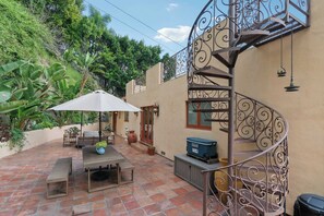 Outdoor dining - Hollywood Hills 2BR | City Views by Colby & Conrad (Los Angeles)