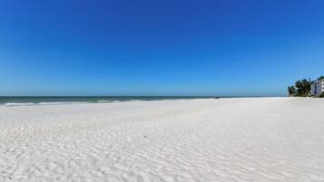 Camastros y toallas de playa