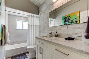 Shower, hair dryer, towels, soap - Sol-Mate - Serene beachfront condo steps from the Gulf (Indian Shores)