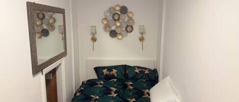 1 habitación, tabla de planchar con plancha y wifi