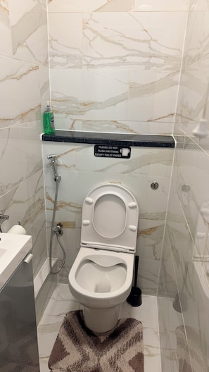 Een douche, een haardroger, handdoeken, zeep