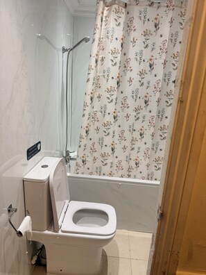 Een douche, een haardroger, handdoeken, zeep