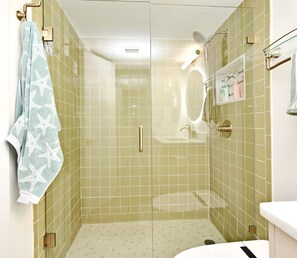 Dusche, Haartrockner, Bidet, Handtücher