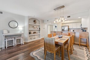 Dining - "Passing Time" Condo Retreat | 3 Beds | 2 Baths | Slps 7 | Resort Amenities | Steps to the Beach (New Smyrna Beach)