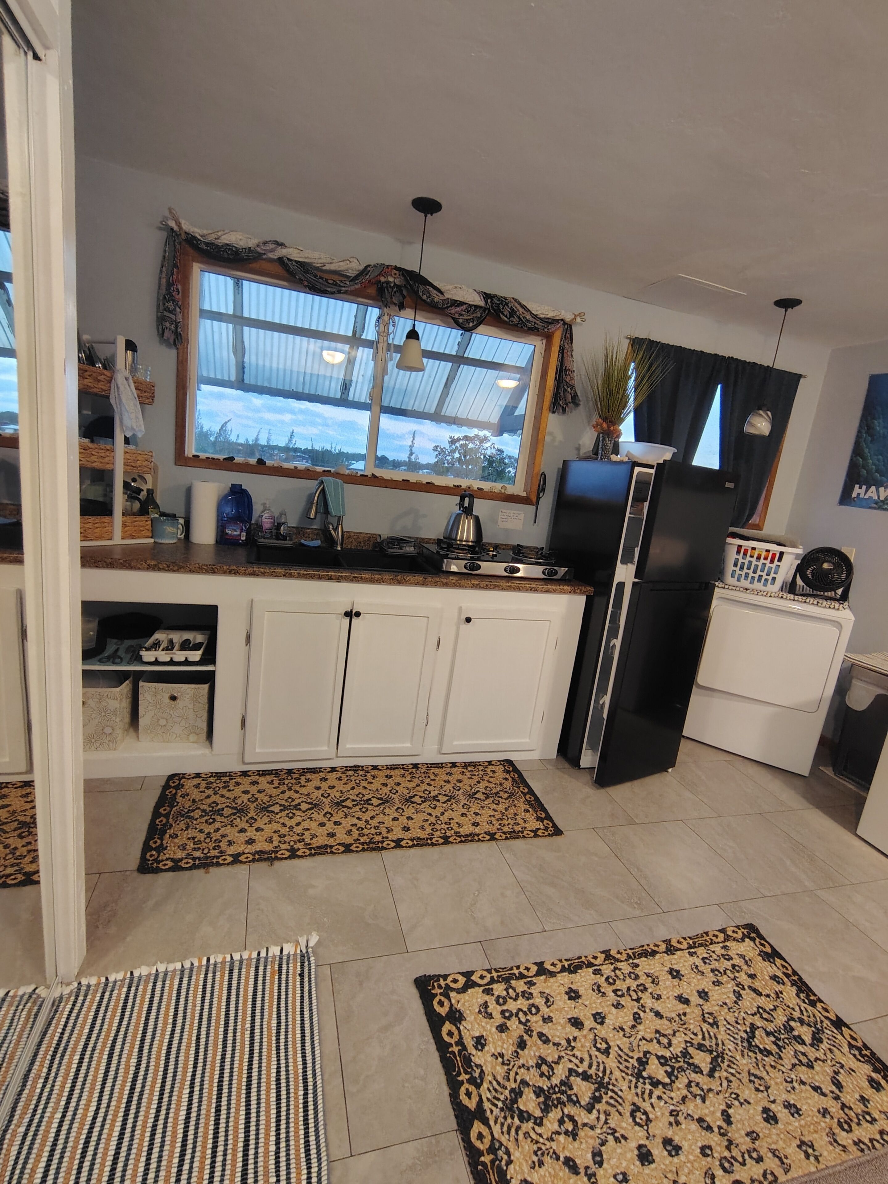 Een koelkast, een kookplaat, een koffiezetapparaat/waterkoker