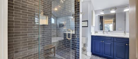 Dusche, Haartrockner, Handtücher