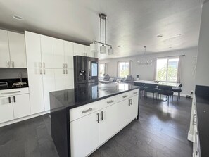 Private kitchen - The Lotus, A 3-bedroom house in enchanting Pasadena with AC (Pasadena)