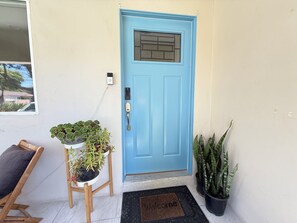 Exterior detail - The Lotus, A 3-bedroom house in enchanting Pasadena with AC (Pasadena)