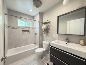 Shower, hair dryer, towels, soap - The Lotus, A 3-bedroom house in enchanting Pasadena with AC (Pasadena)