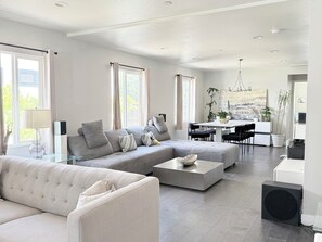 Living area - The Lotus, A 3-bedroom house in enchanting Pasadena with AC (Pasadena)
