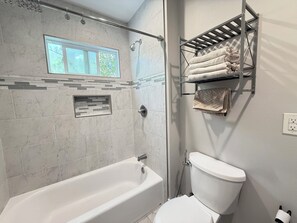 Shower, hair dryer, towels, soap - The Lotus, A 3-bedroom house in enchanting Pasadena with AC (Pasadena)