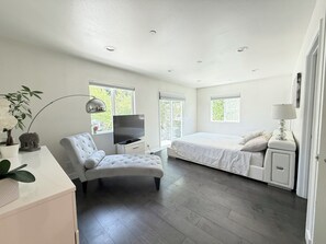 Iron/ironing board, WiFi, bed sheets - The Lotus, A 3-bedroom house in enchanting Pasadena with AC (Pasadena)