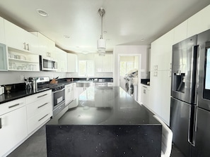 Private kitchen - The Lotus, A 3-bedroom house in enchanting Pasadena with AC (Pasadena)