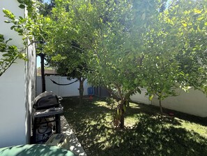 Property grounds - The Lotus, A 3-bedroom house in enchanting Pasadena with AC (Pasadena)