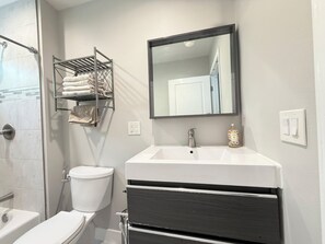 Shower, hair dryer, towels, soap - The Lotus, A 3-bedroom house in enchanting Pasadena with AC (Pasadena)