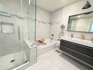 Shower, hair dryer, towels, soap - The Lotus, A 3-bedroom house in enchanting Pasadena with AC (Pasadena)