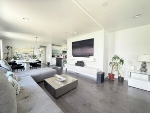 Living area - The Lotus, A 3-bedroom house in enchanting Pasadena with AC (Pasadena)
