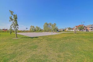 Sports court - Modern & Cozy 2 bedroom Retreat, steps to Park, near Hwy, Hospital & Wonderland. (Vaughan)
