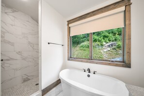 Shower, hair dryer, towels - Black Diamond at Eagles Nest: Views, Hot Tub, Pet Friendly! (Banner Elk)