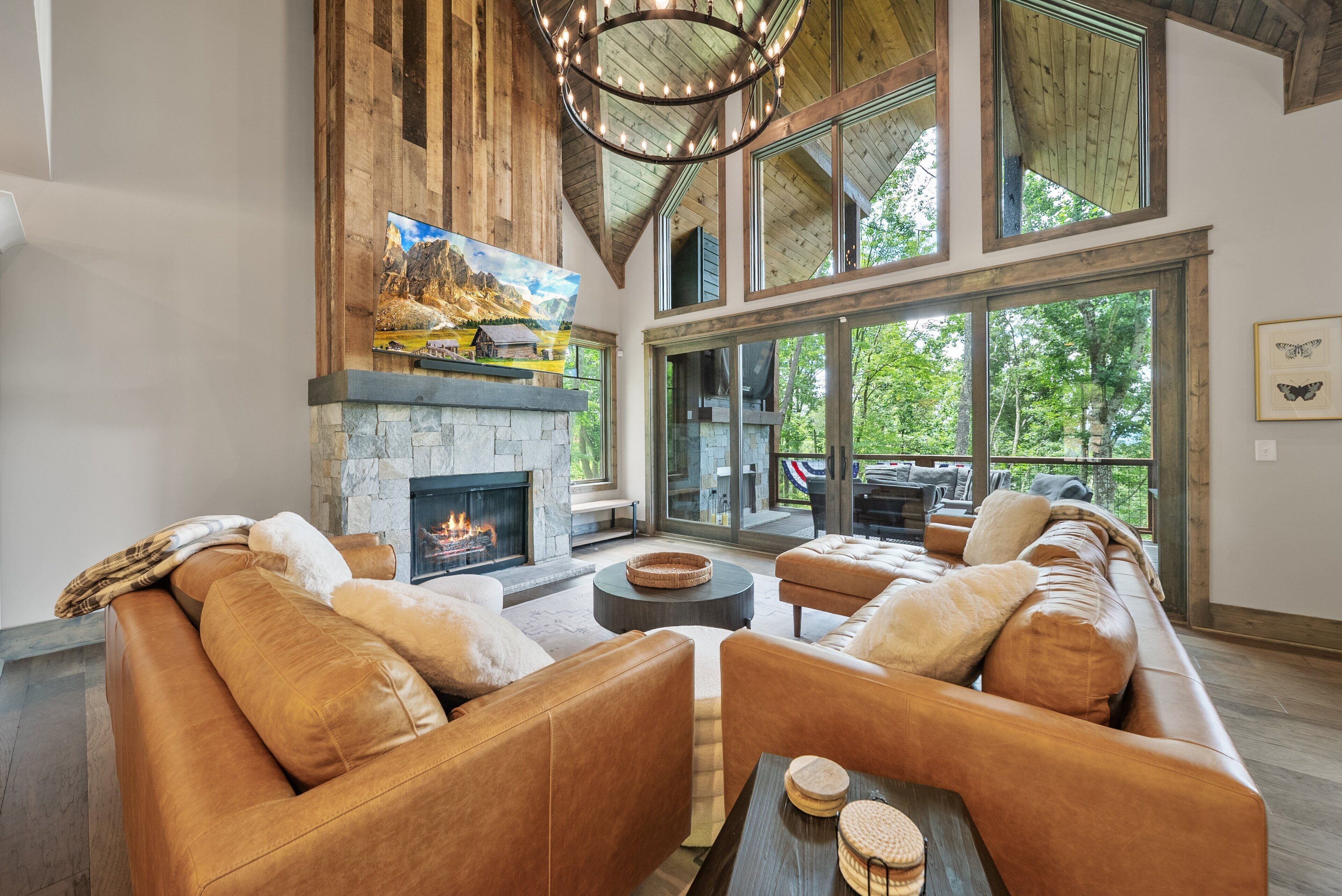 Una Smart TV, una chimenea, un reproductor de DVD