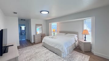 3 bedrooms, desk, iron/ironing board, free WiFi