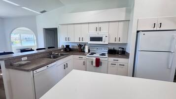 冰箱、微波炉、烤箱、炉灶