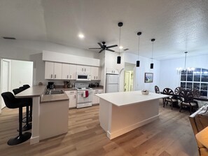 Kjøleskap, mikrobølgeovn, ovn og kokeplater