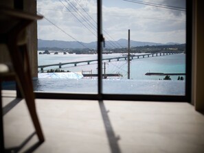 Junior-sviitti, parveke, valtamerinäköala | Näkymä huoneesta