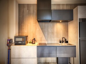 Junior-sviitti, parveke, valtamerinäköala | Yksityinen keittiö | Täysikokoinen jääkaappi, uuni, liesi, vedenkeitin