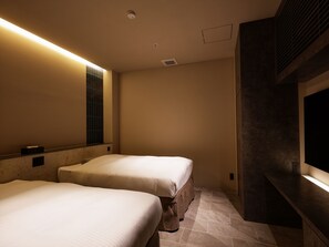 Junior-sviitti, parveke, valtamerinäköala | Minibaari, pimennysverhot, silitysrauta/-lauta, ilmaiset vauvansängyt