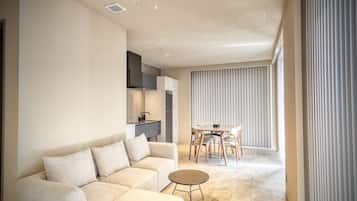 Ocean Infinity Suite | 거실 공간 | 디지털 채널 시청이 가능한 55인치 평면 TV