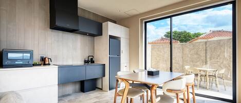 Suíte júnior, sacada, vista para o oceano | Opções para refeição no quarto