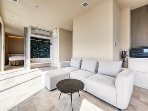 Junior-sviitti, parveke, valtamerinäköala | Oleskelualue | 55–tuumainen taulutelevisio, jossa digitaalikanavat