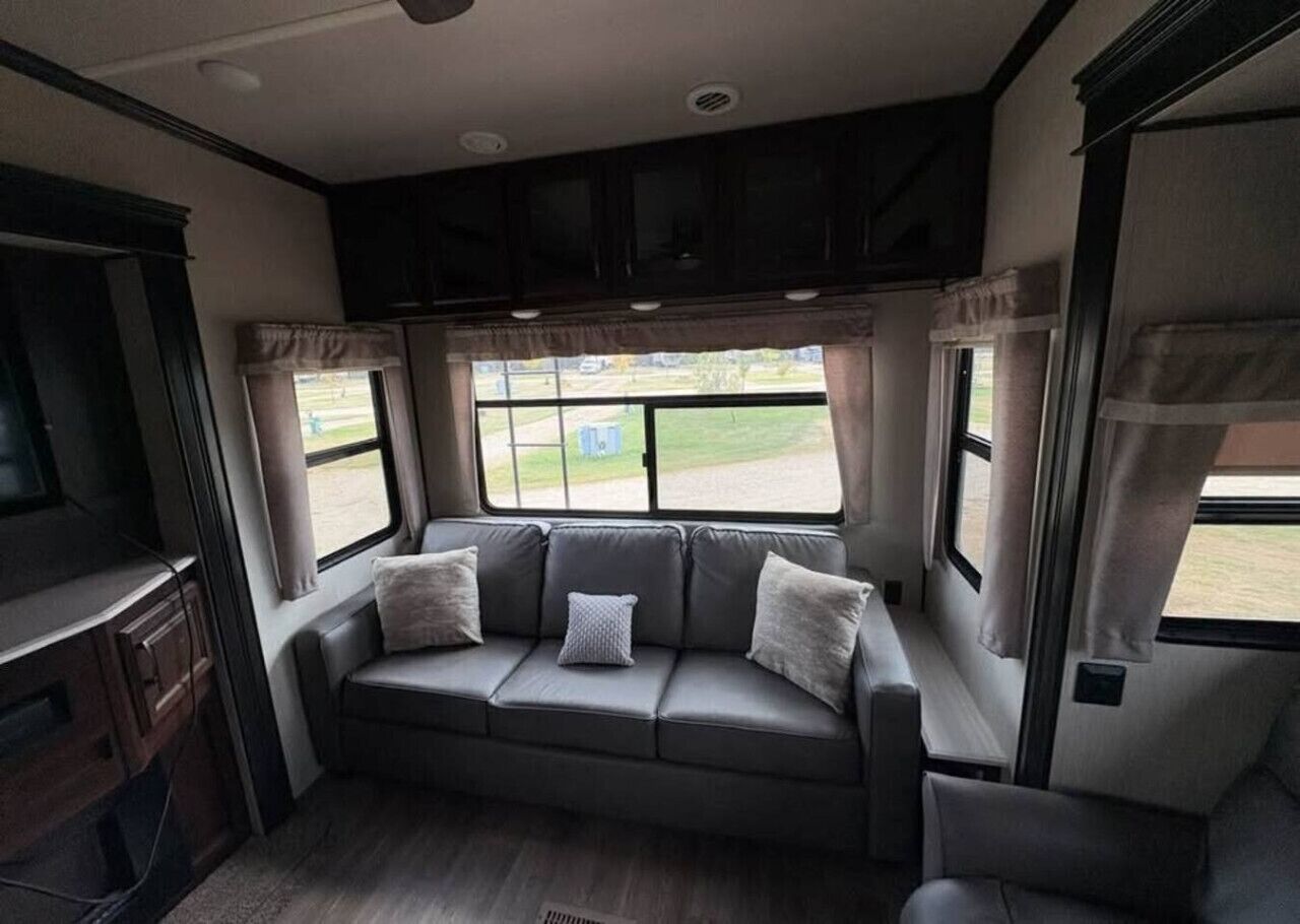 Televisie en een open haard