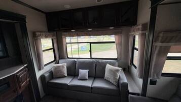 Televisie en een open haard