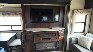 Télévision, cheminée