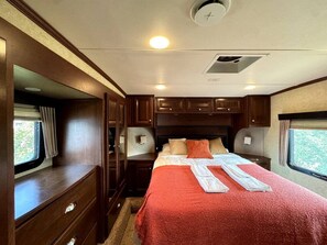 Room - RV Apartment w/ Hyrdo-Spa (Stettler)