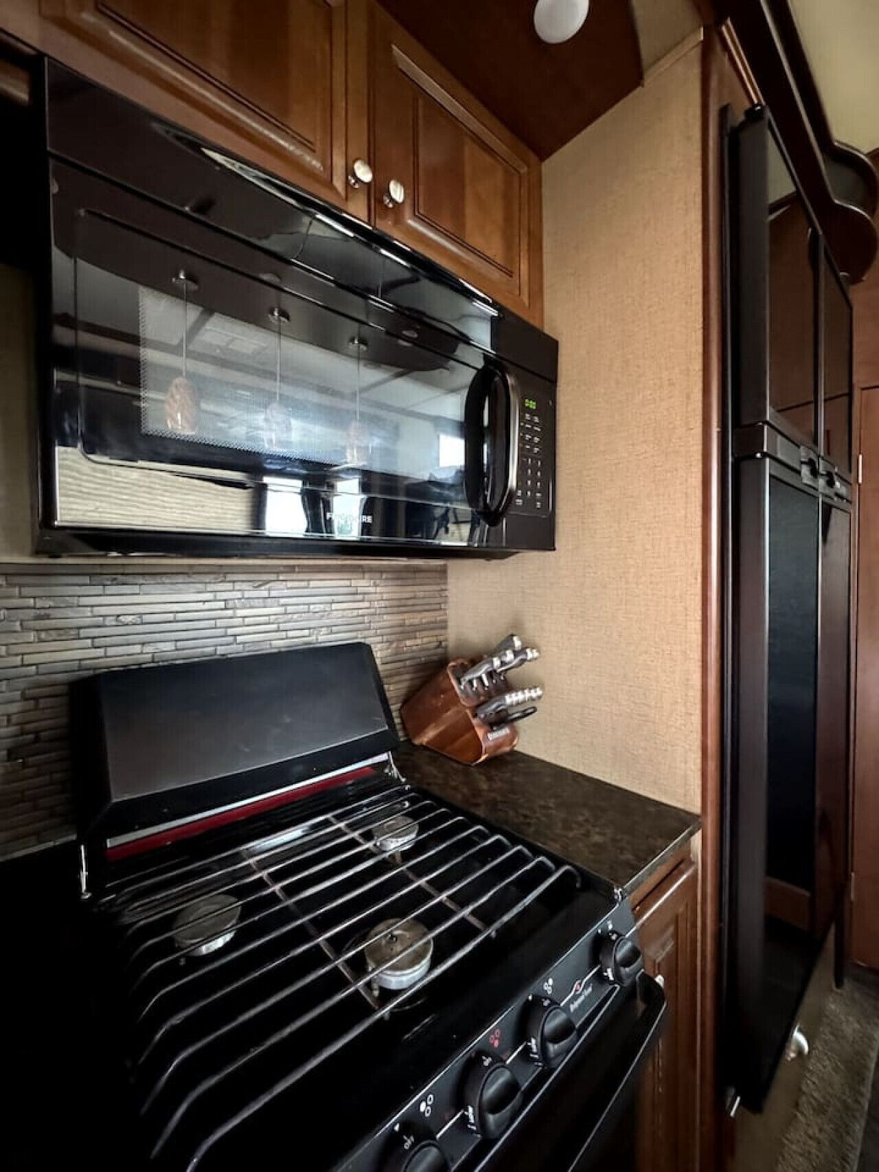 Fridge, oven, stovetop, coffee/tea maker