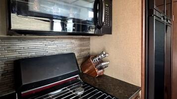 Fridge, oven, stovetop, coffee/tea maker