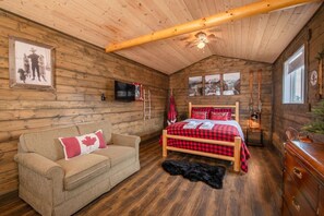Desk, WiFi, bed sheets - The Lumberjack Cabin (Stettler)