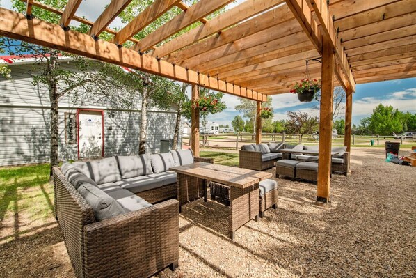 Terrace/patio - Bohemian Escape Cabin (Stettler)