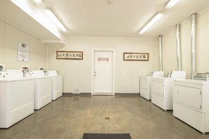 Interior - The Bunkhouse Cabin With Spa Access (Stettler)