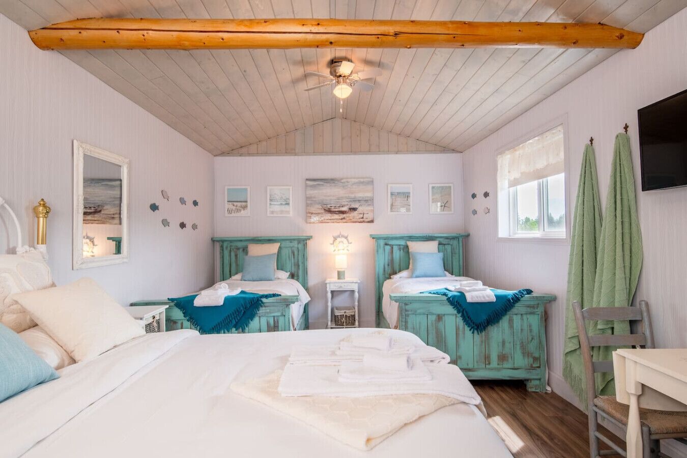 Desk, WiFi, bed sheets