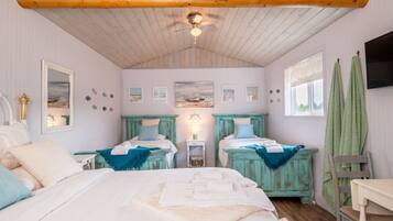 Desk, WiFi, bed sheets