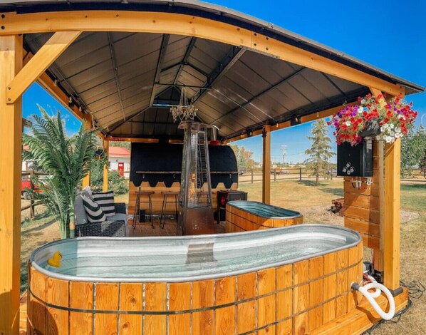 Outdoor spa tub - The Cozy Coach Glamper (Stettler)