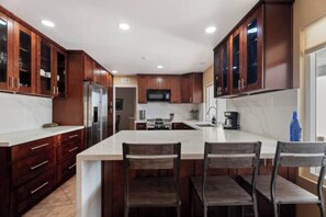 Private kitchen - Marvelous 3-bedroom house with AC in sunny Oceanside (Oceanside)