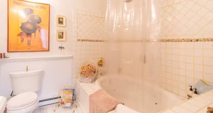 Carriage House at 26 Pearl: Private Suite, 3 Min Walk Downtown, Pet Friendly